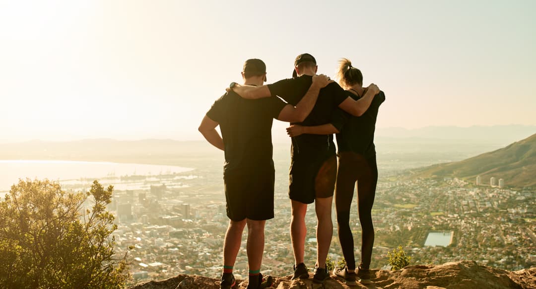 3 Leute blicken auf die Stadt
